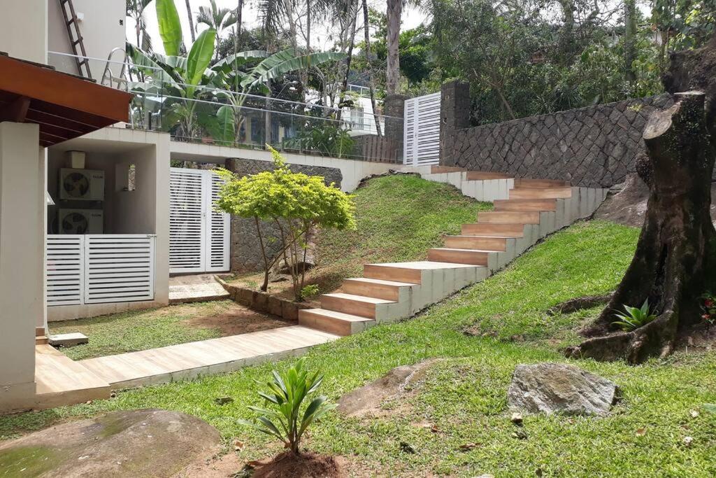 Casa com varanda e ar condicionado perto do centro Ilhabela Exterior foto